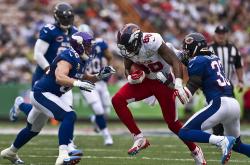 开云官方app入口-绿茵场险胜与乒乓台破纪录，体育之夜的激情交响