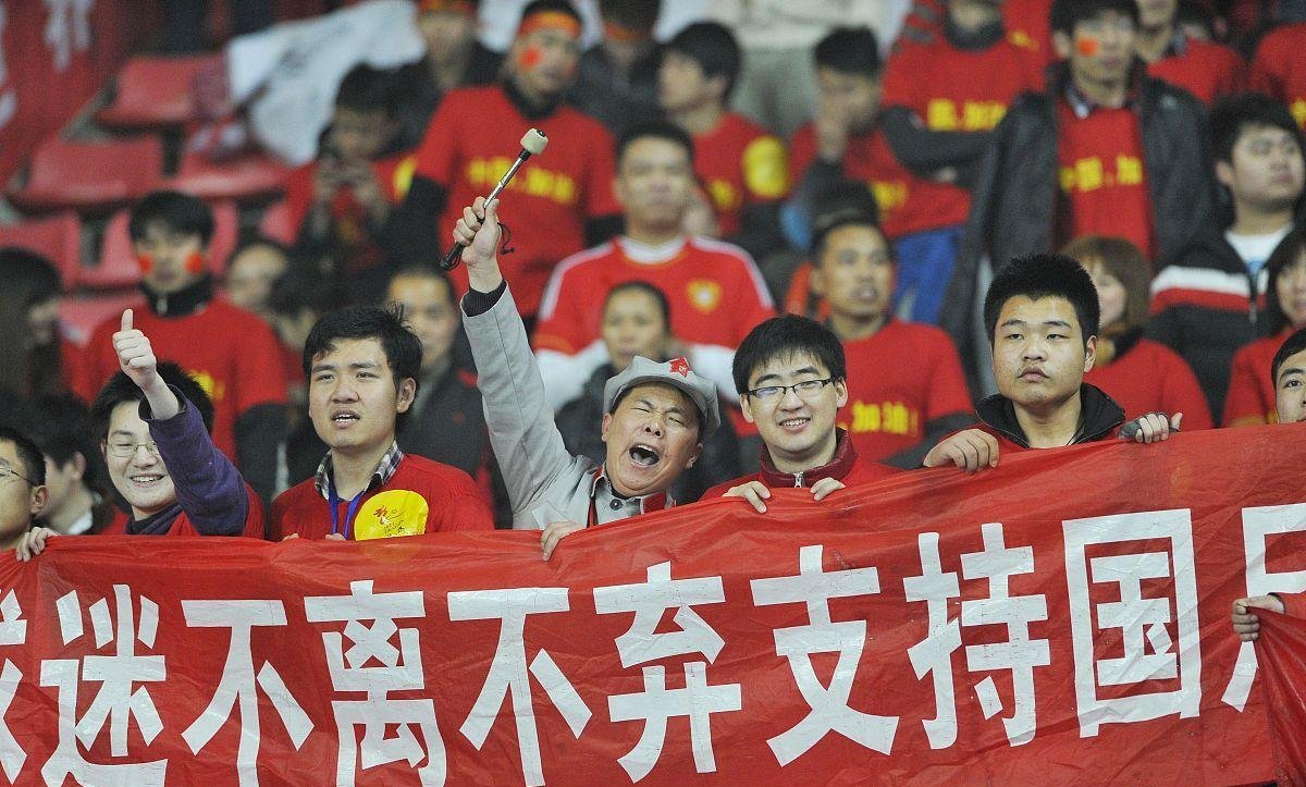 中国球迷赛场外斗殴,影响比赛秩序 中国球迷赛场外斗殴,影响比赛秩序