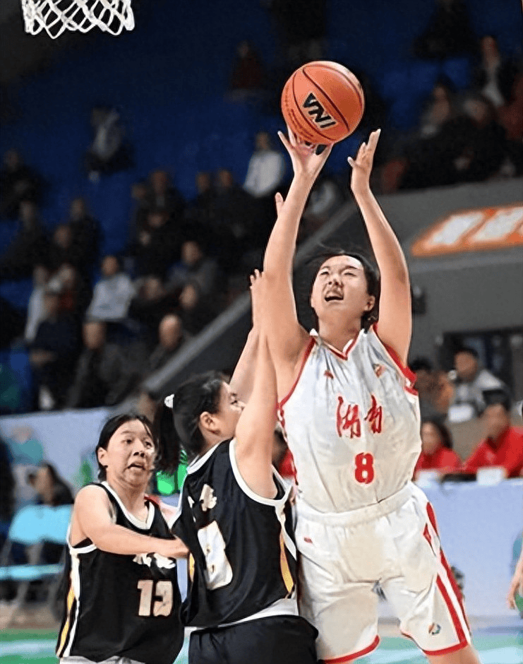 湖南队在比赛中轻松击败对手，完胜对手