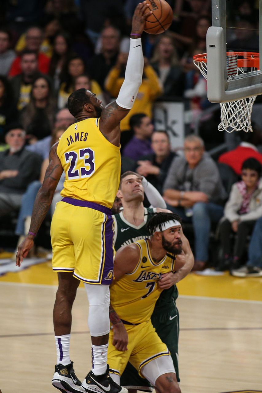 包含鹈鹕主场战胜活塞，重返胜利轨道的词条