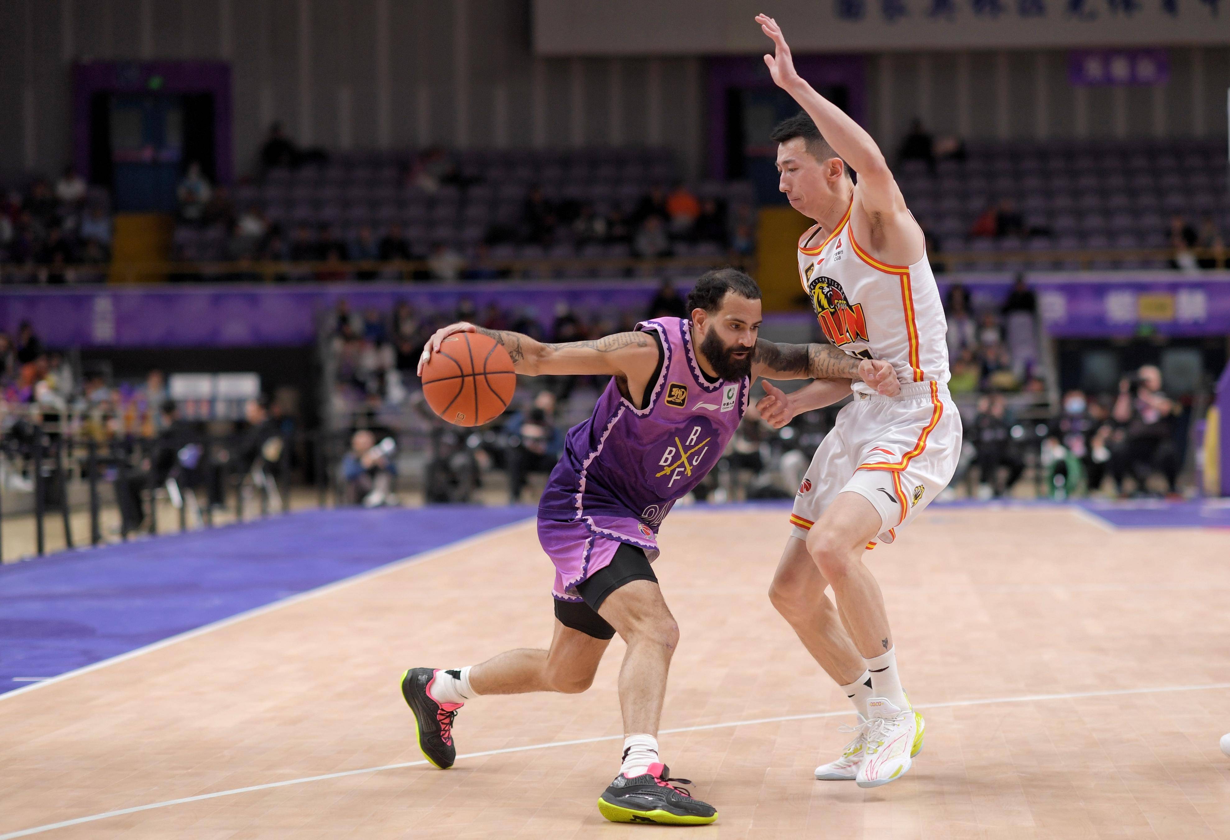 吉林队轻取青岛队，易建联状态火热的简单介绍