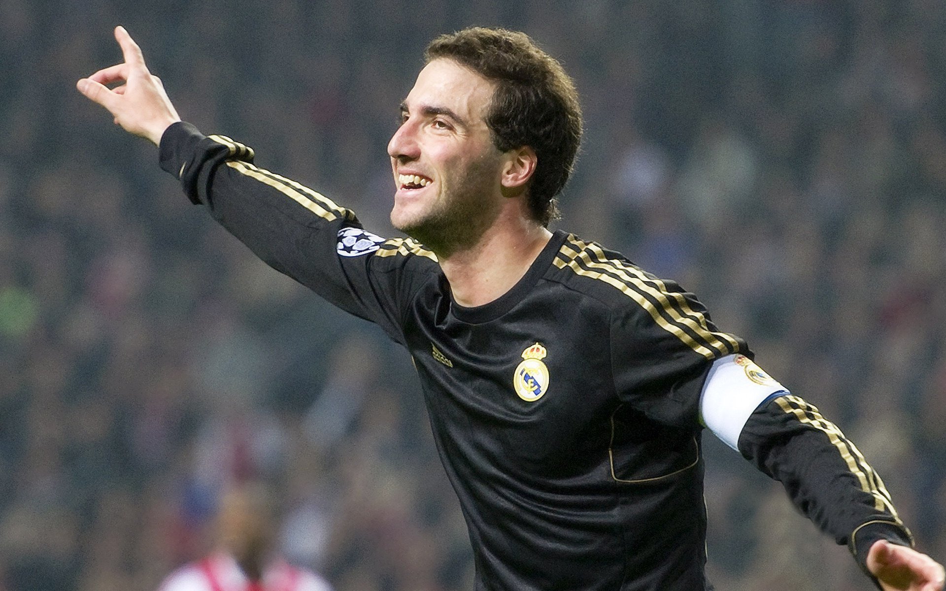 德甲争冠战之夜，欧文里程碑闪耀，传奇永不止步